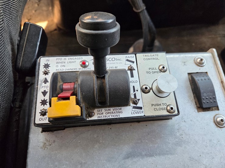 2012-international-7600-image-57