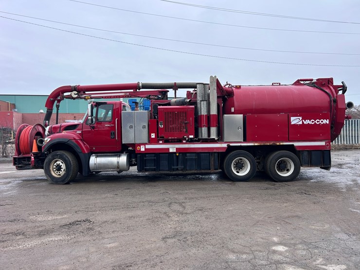 #1690-•-2013-international-7500-6x4-hydro-excavation-truck-image-2