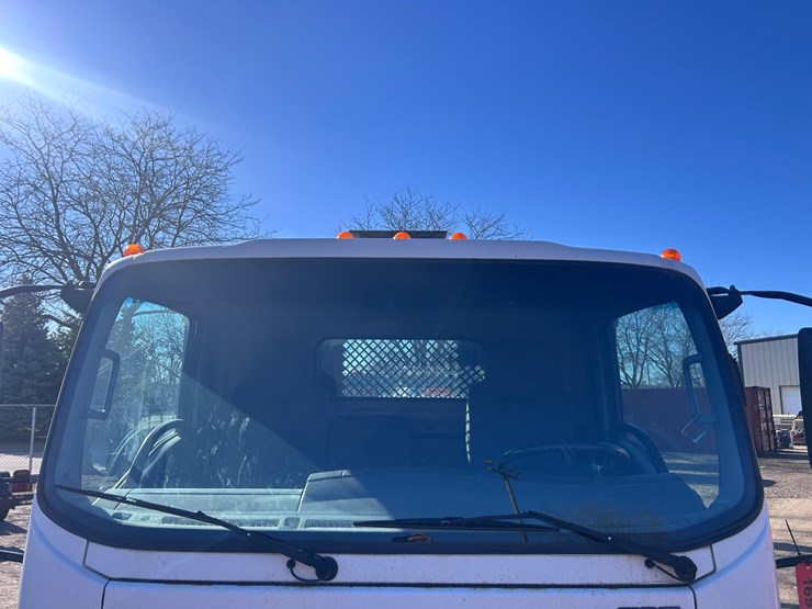 2013-isuzu-npr-image-62