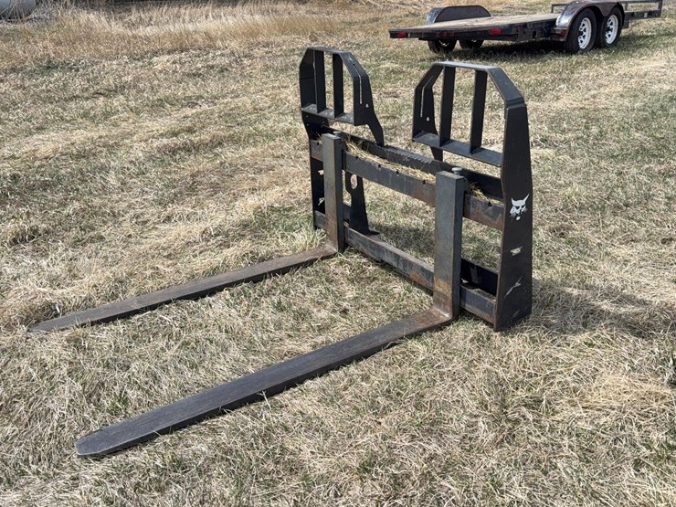 bobcat-pallet-forks-image-1