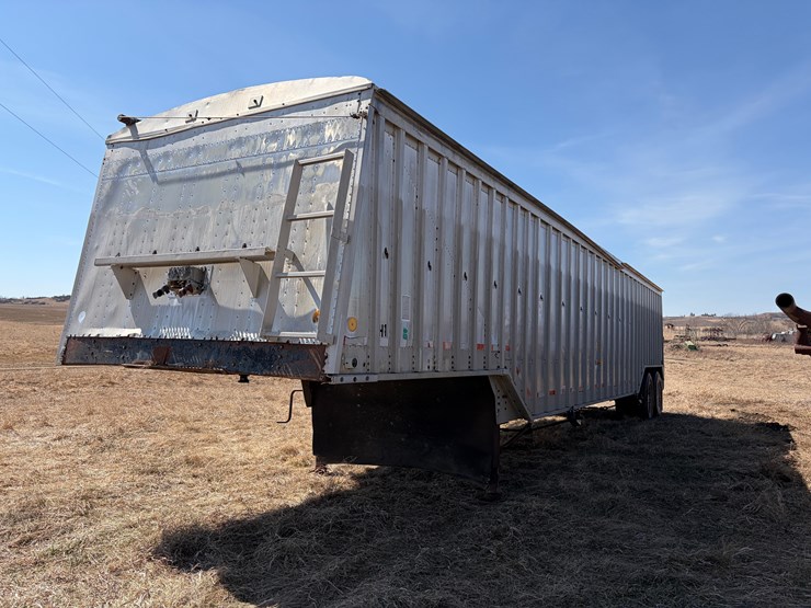 1980-cornhusker-800c-hopper-trailer-image-1