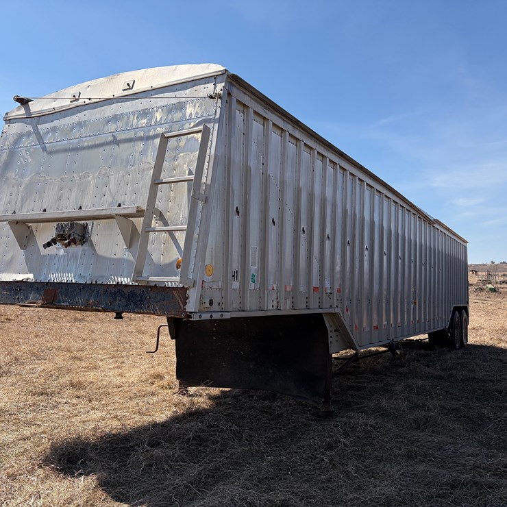 1980 Cornhusker 800C Hopper Trailer