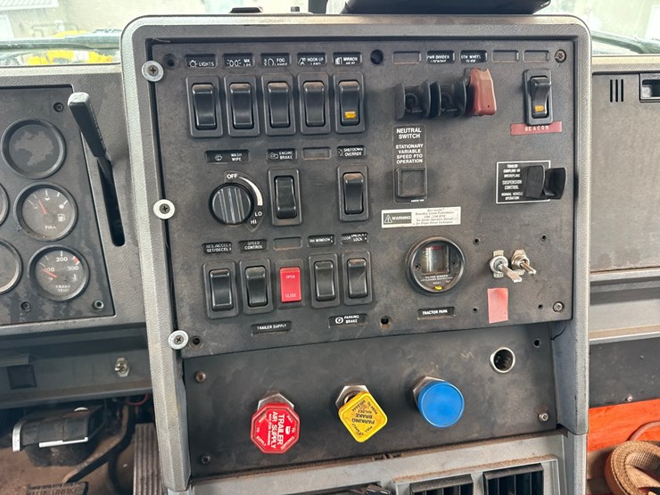 1996-mack-ch613-image-46