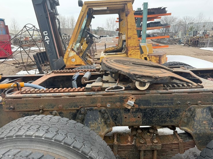 #1117-•-volvo-whitegmc-day-cab-truck-tractor-image-50