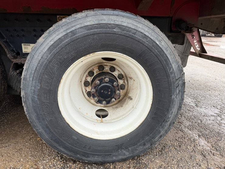 #1360-•-2019-peterbilt-pb520-side-load-garbage-truck-image-77