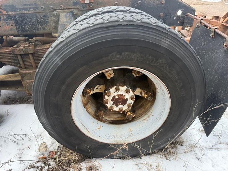 #1117-•-volvo-whitegmc-day-cab-truck-tractor-image-79