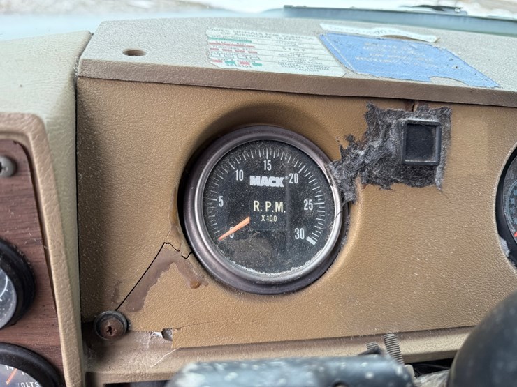 1984-mack-dm492s-image-55