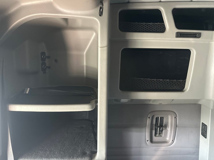 2013-peterbilt-365-image-51