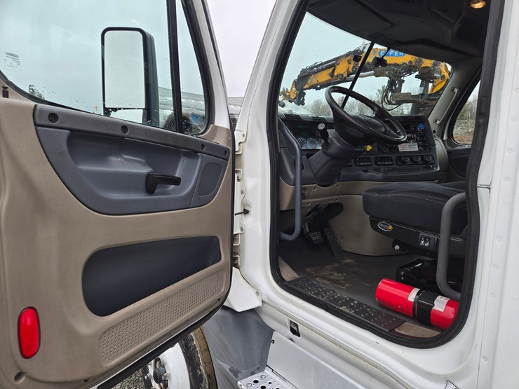 2016-freightliner-cascadia-125-image-50