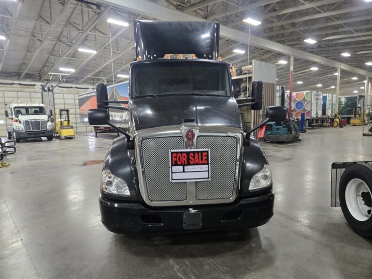 2015-kenworth-t680-image-8