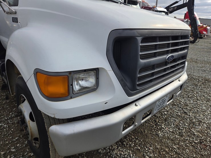 2000-ford-f650-image-9