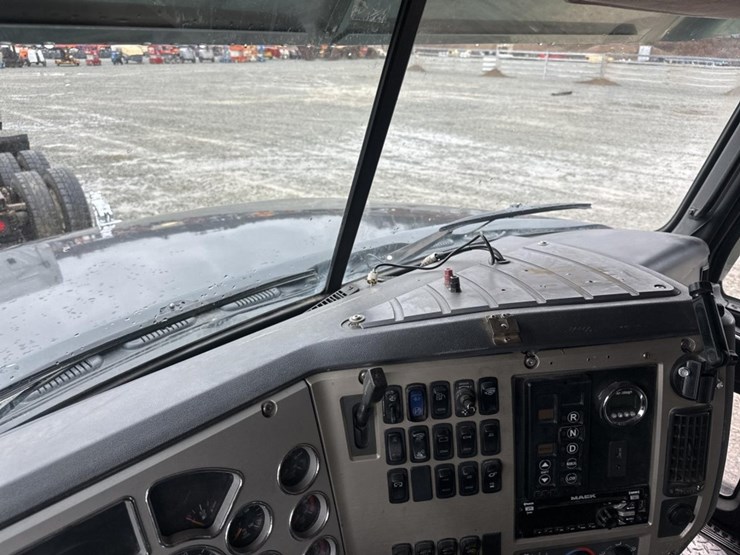 2009-massey-ferguson-8-image-35