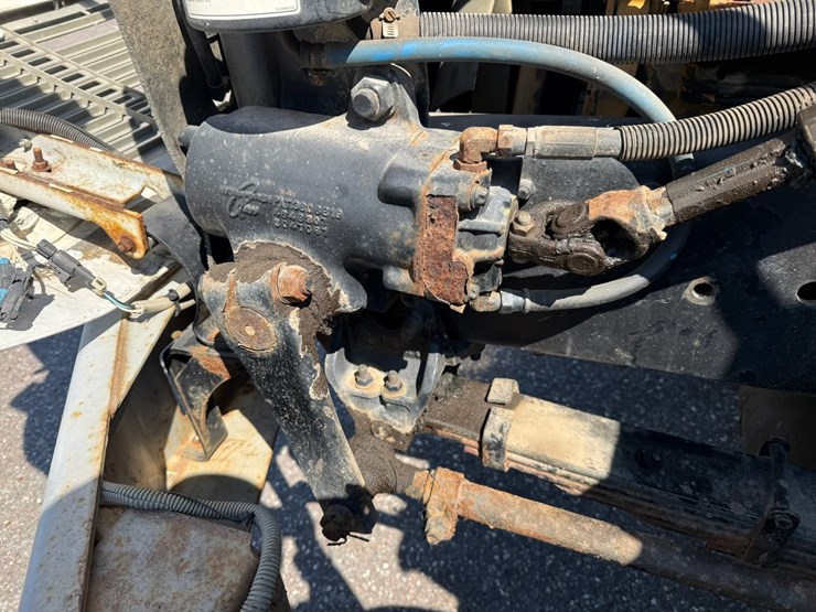 2002-freightliner-fl80-image-11