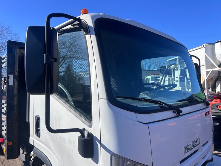 2013-isuzu-npr-image-19