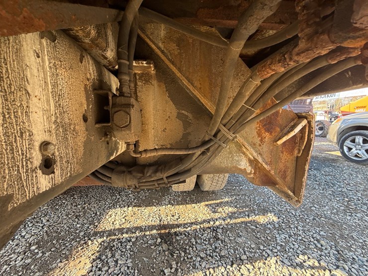 1998-freightliner-fl70-image-32