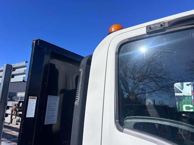 2012-isuzu-npr-image-24