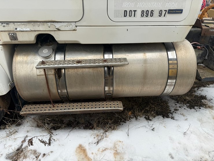 #1117-•-volvo-whitegmc-day-cab-truck-tractor-image-26