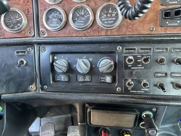 2005-peterbilt-379-image-77