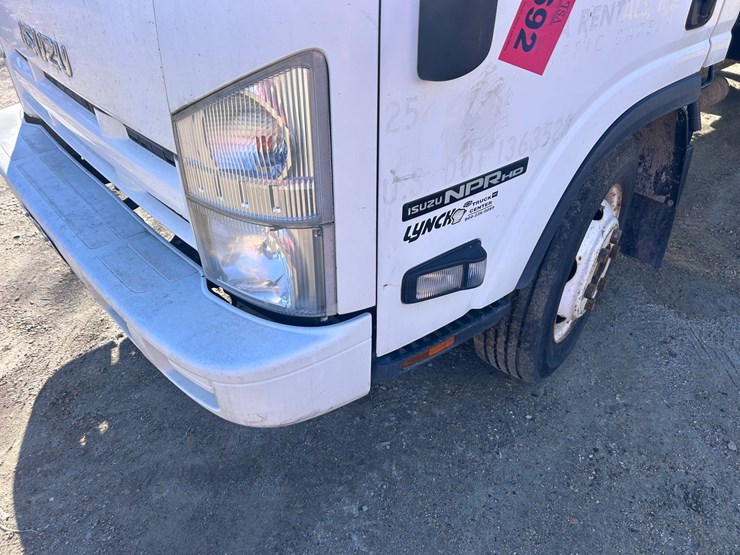 2012-isuzu-npr-image-9