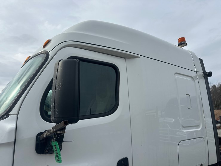 2017-massey-ferguson-8-image-15