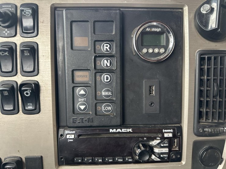 2009-massey-ferguson-8-image-32