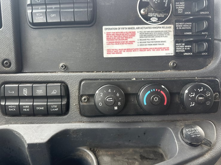 2017-massey-ferguson-8-image-41