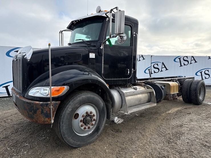 2015-peterbilt-337-image-1