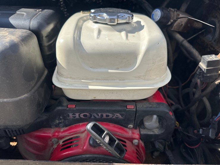 2010-massey-ferguson-8-image-30