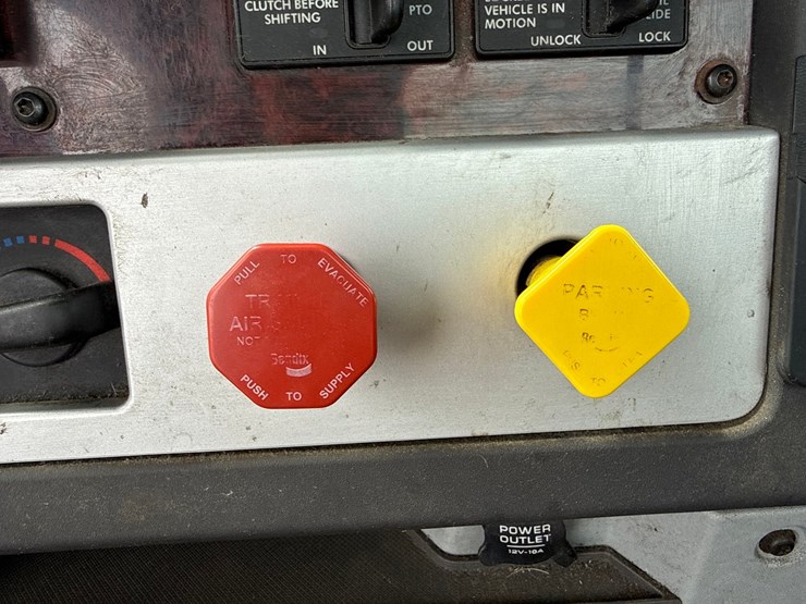 2018-freightliner-122sd-image-64