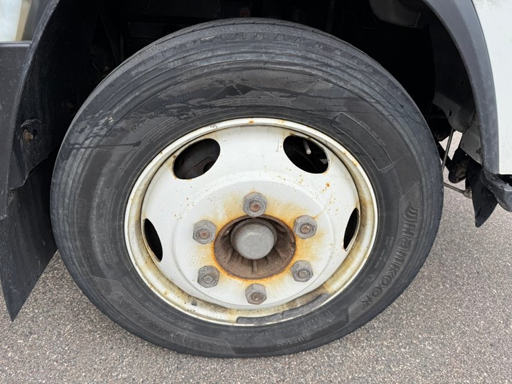 2019-isuzu-nrr-image-55