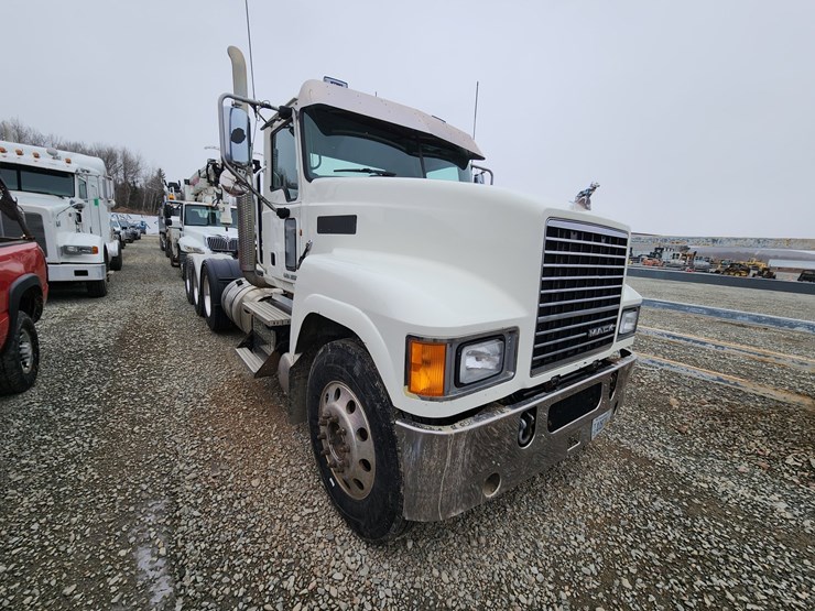 2014-massey-ferguson-8-image-9