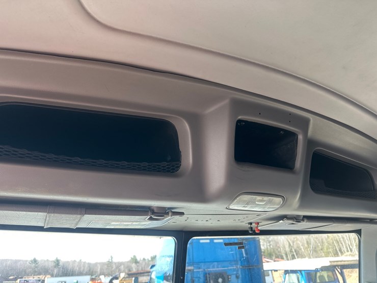 2013-peterbilt-365-image-46