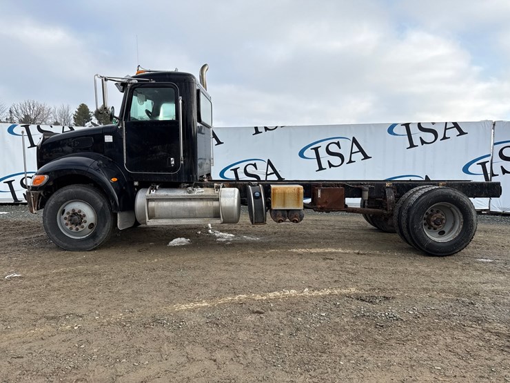 2015-peterbilt-337-image-2