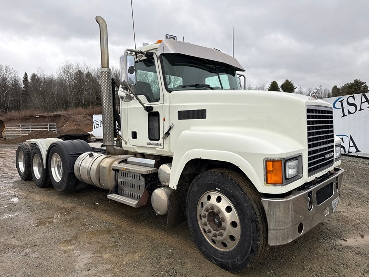 2014-massey-ferguson-8-image-7