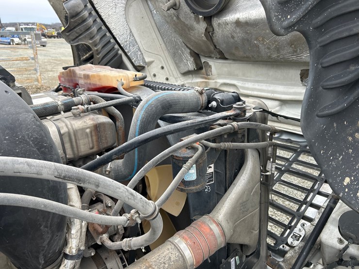 2017-massey-ferguson-8-image-47