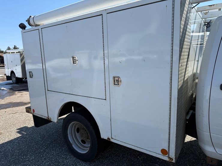 #1062-•-2015-ram-5500-heavy-duty-service-truck-image-14