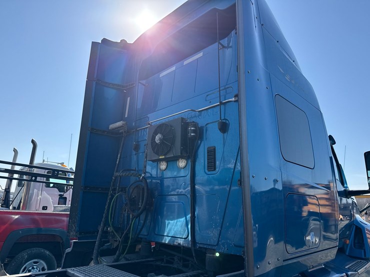 #2199-•-2020-international-a26-sleeper-cab-truck-tractor-image-20