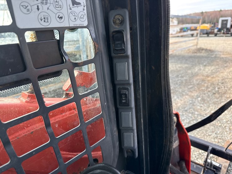 kubota-ssv65-image-36