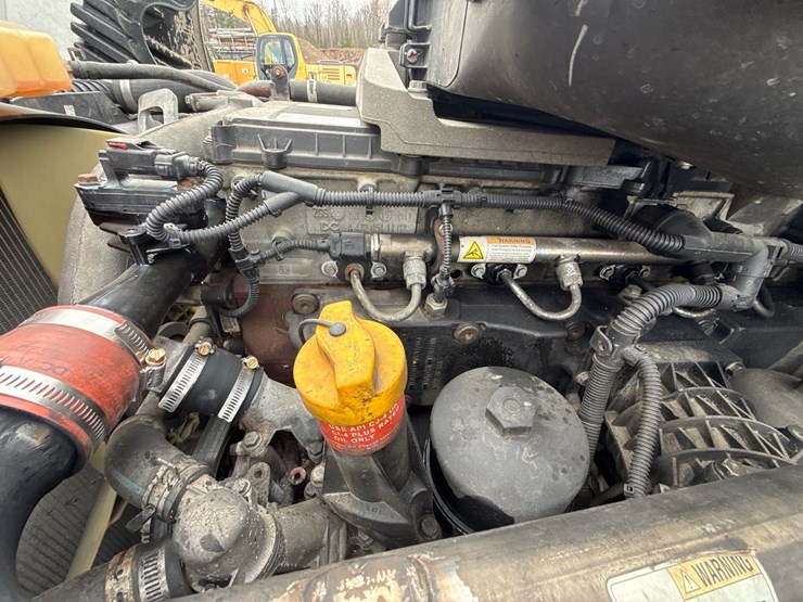 2016-massey-ferguson-8-image-18