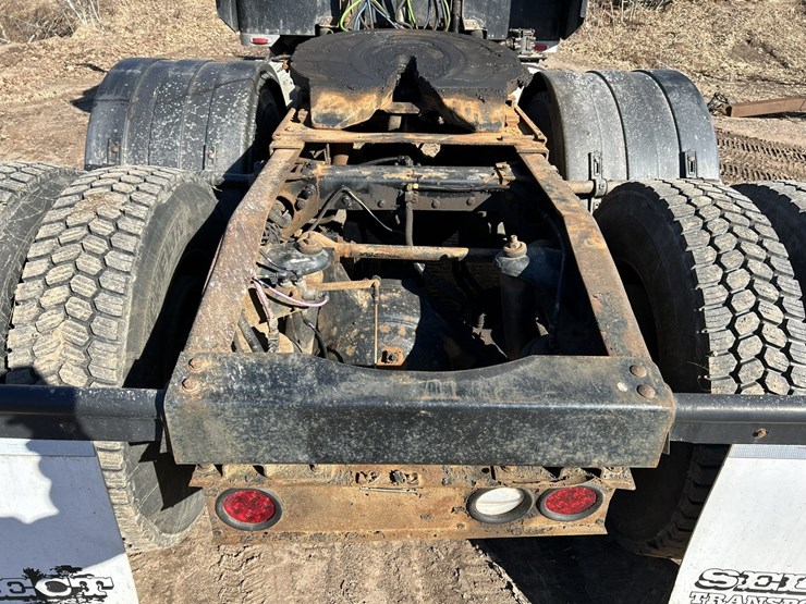 2005-peterbilt-379-image-17