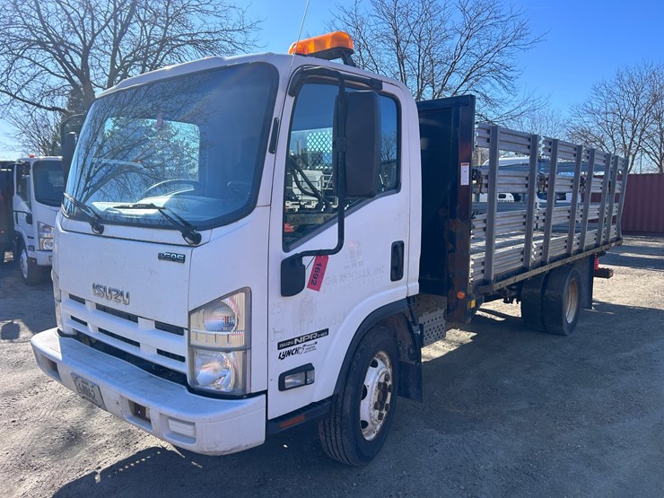 2012-isuzu-npr-image-1