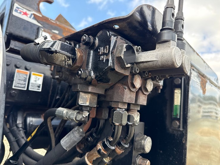 2016-massey-ferguson-8-image-31