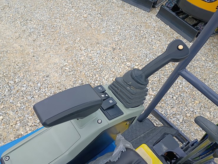 #24176-•-2025-agt-mx20r-mini-excavator-image-14