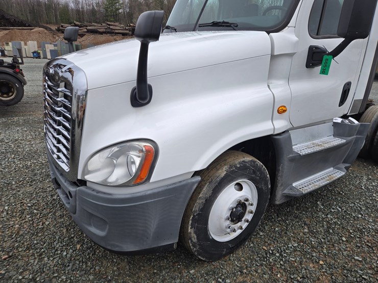 2016-freightliner-cascadia-125-image-9