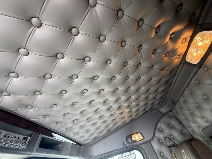 2011-kenworth-t800-image-65