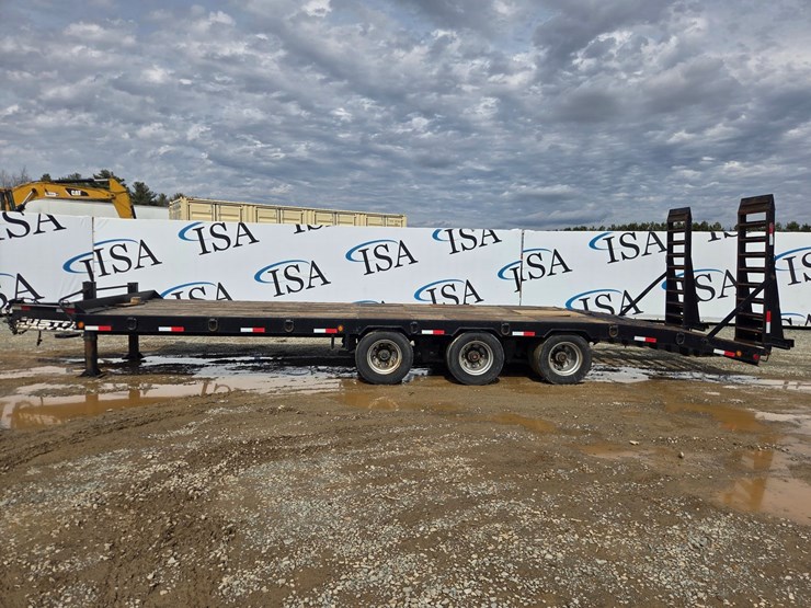 2013-massey-ferguson-8-image-2