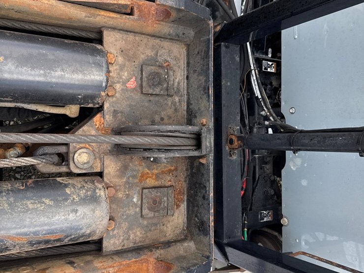 2016-massey-ferguson-8-image-57