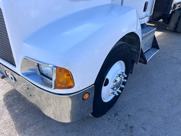 #1679-•-2004-kenworth-flatbed-truck-image-9