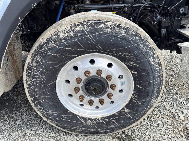 2016-massey-ferguson-8-image-94