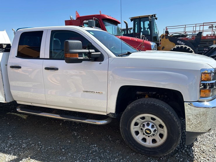 2018-chevrolet-3500-image-13